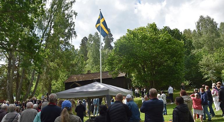 Svenska flaggan hissas på Haraberget