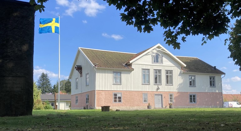 Gäsene Tingshus i Ljung med tingshusklockan på gaveln och Härads stenen i förgrunden. Foto: Ragnvald Åberg, Gäsene Tingshus