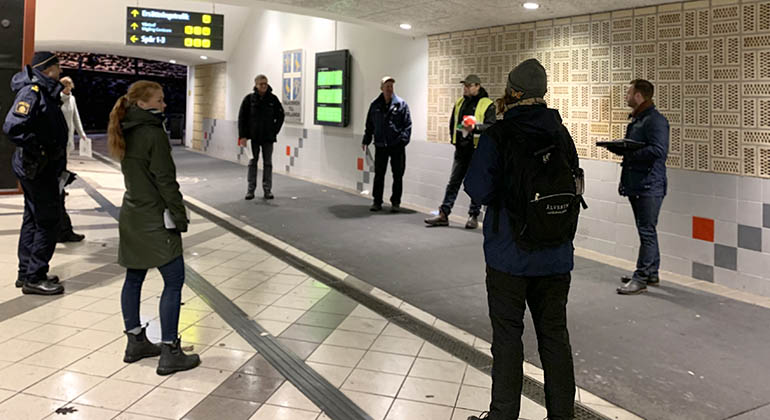 Sex personer som ingår i trygghetsvandringen står i tunneln vid Herrljunga järnvägsstation