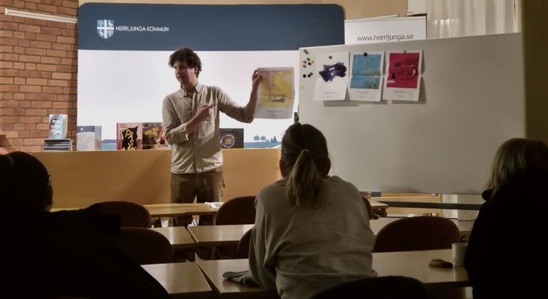 Föreläsare visar upp bilder