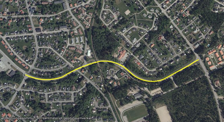 Storgatan med gul linjerad hänvisning