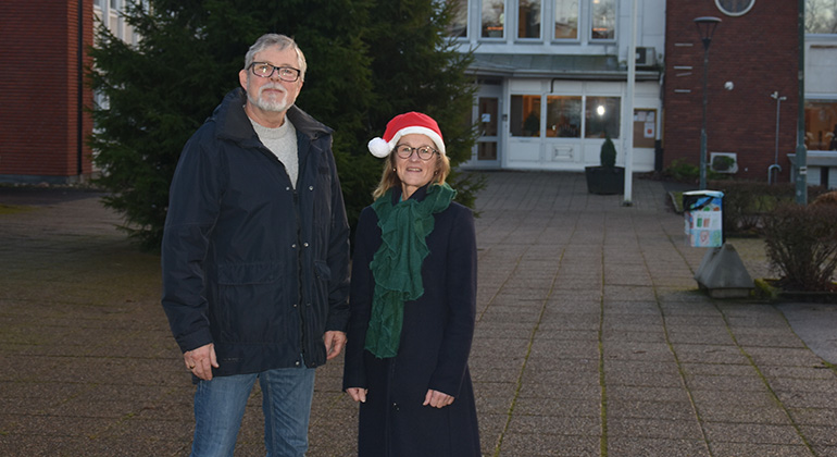 Mats Palm och Katja Saari står framför en julgran