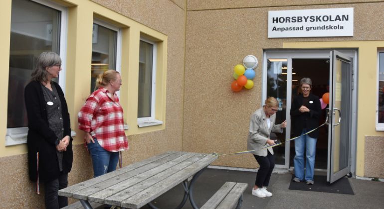 Bildningschef Annica klippet ett band på invigning 