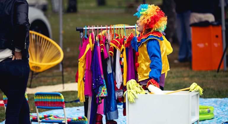 Barn utklädd till clown