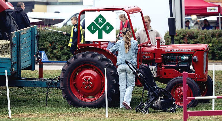Någon kör traktor