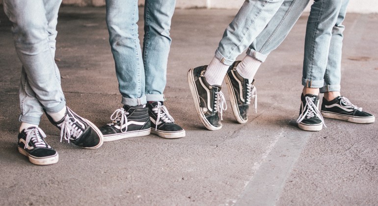 Fyra personer där man bara ser deras jeans och svartvita skor